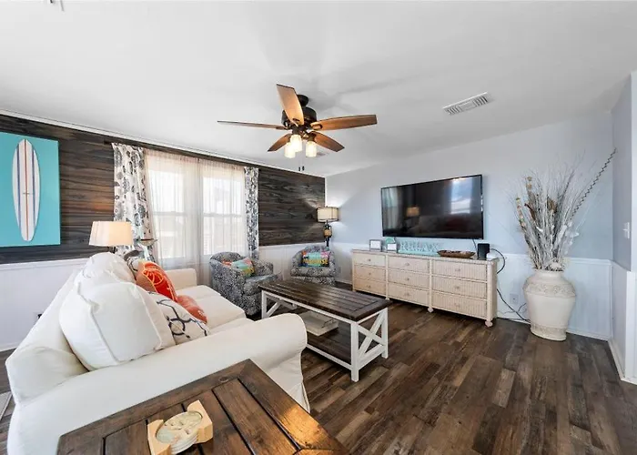 Beachside Charmer By Youngs Suncoast Holiday home