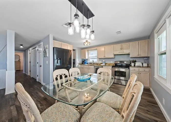 Beachside Charmer By Youngs Suncoast Holiday home