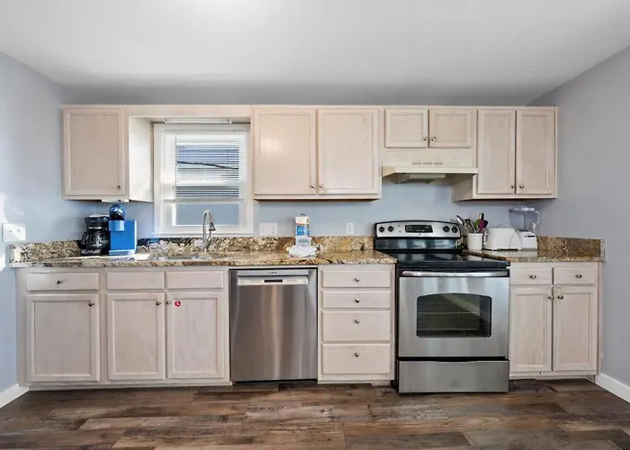 Beachside Charmer By Youngs Suncoast Holiday home