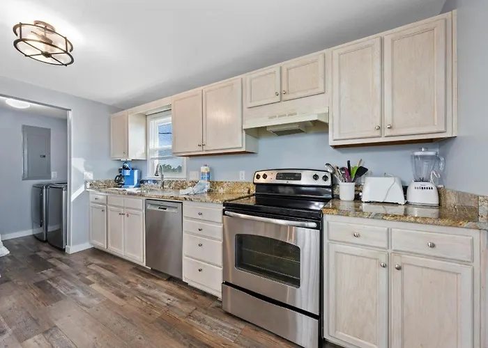 Beachside Charmer By Youngs Suncoast Holiday home