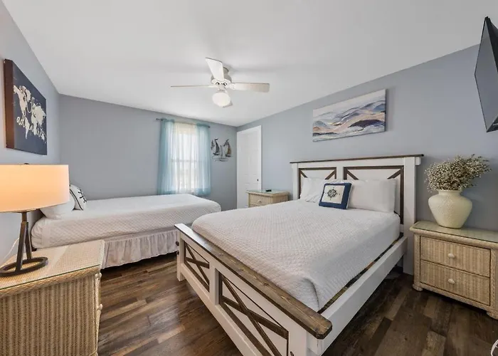 Beachside Charmer By Youngs Suncoast Holiday home *